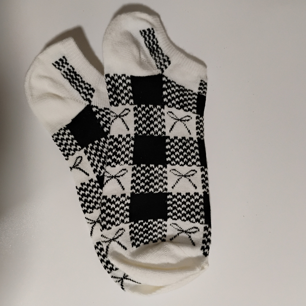 checkered bow ankle socks.